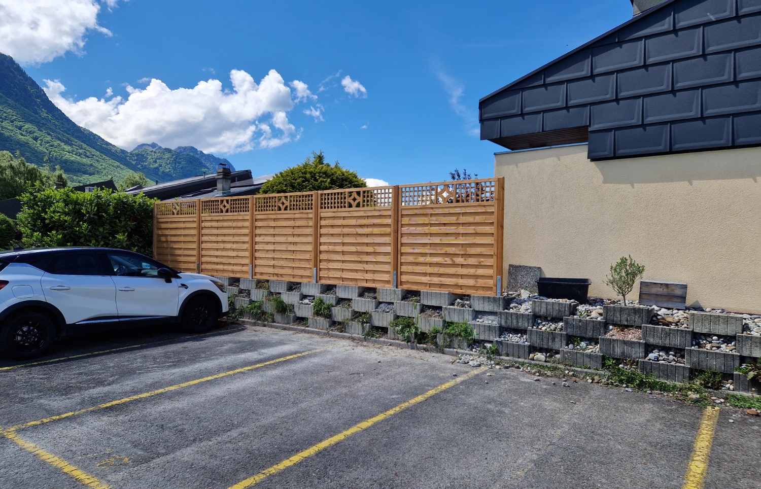Palissades en bois installées le long d’un parking au Bouveret par Veuthey Payasage SA.