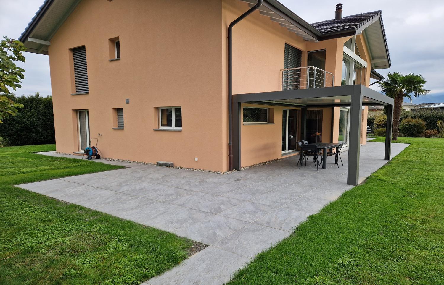 Pose d'une terrasse au Bouveret Terrasse moderne en dalles de grès cérame posées au Bouveret.
