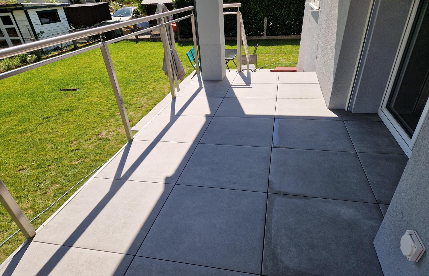 Pose d'une terrasse à Monthey Terrasse moderne en dalles grès cérame posée à Monthey